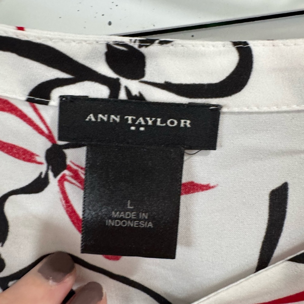 Ann Taylor White Skirt with Red and Black Bow Pattern - Picture 2 of 2